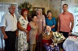 Глава администрации Губкинского горкруга Михаил Лобазнов поздравил долгожительницу со столетием