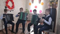 Губкинские культработники поздравили дорогих женщин совместным концертом с детьми