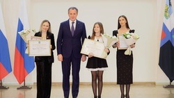 Вячеслав Гладков наградил именными стипендиями 50 лучших в номинации «Спорт» школьников 