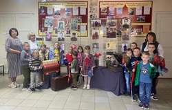 Маленькие жители села Скородное губкинской территории посетили выставку «Живые голоса Победы» 