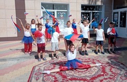 Истобнянские культработники организовали флешмоб ко Дню Государственного флага РФ 