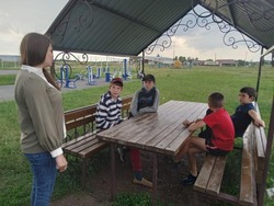 Юные жители села Вислая Дубрава узнали правила безопасного поведения у водоёмов 