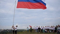 Белгородцы подняли флаг России на меловой горе
