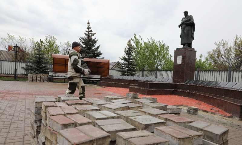 Лебединский ГОК направил 3 миллиона рублей на ремонт мемориала в переулке Героев в Губкине