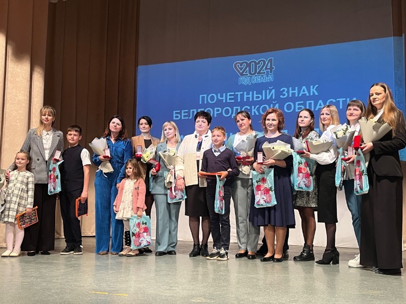 10 многодетных матерей Губкинского горокруга получили Почётные знаки «Материнская слава» 