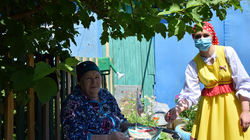 Сергиевские культработники поблагодарили ветерана в праздник