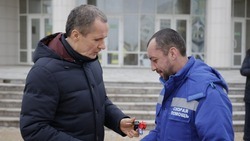 Вячеслав Гладков вручил медицинским работникам ключи от новых машин скорой помощи