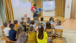 Троицкие библиотекари губкинской территории организовали с детсадовцами минутку безопасности