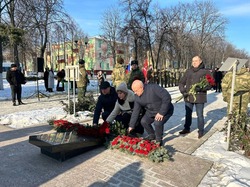 Жители Губкина возложили цветы к Вечному огню 