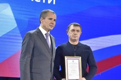 Вячеслав Гладков поощрил отличившихся бойцов подразделений самообороны региона