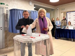 Председатель Совета депутатов Губкина Галина Колесникова пришла на выборы с супругом