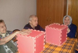 Занятие «Собираем куб из ковриков-пазлов» прошло в Скороднянском доме-интернате 