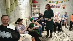 Библиотекари села Кладовое губкинской территории поздравили подопечных Отделения милосердия