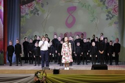 Жители и гости посёлка Троицкий посетили праздничный концерт «Восьмое чудо света!»