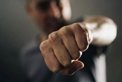 Губкинская прокуратура обвинила местного жителя в нанесении телесных повреждений дедушке 