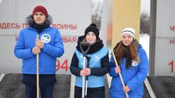 Губкинские волонтёры продолжают очистку памятников от снега