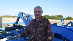 Тракторист-машинист сельхозпроизводства Анатолий Золотых получил награду к празднику
