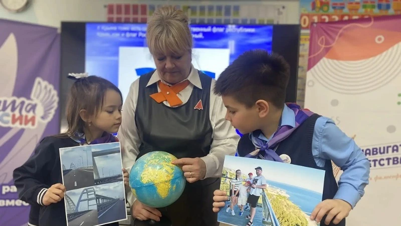 Троицкие школьники присоединились ко Всероссийской акции ко Дню воссоединения Крыма с Россией