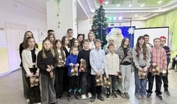 Троицкие культработники губкинской территории организовали для ребят новогоднее волшебство