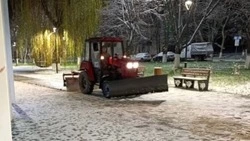 Сотрудники губкинских коммунальных служб приступили к уборке снега 