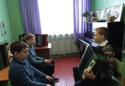 Занятие «Напев народный - навеки модный» прошло для юных музыкантов села Сергиевка 