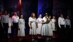 Губкинский театр представил премьеру театрализованного концерта «Всё, что было не со мной, помню»