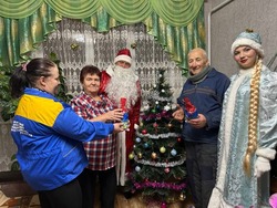 Губкинские соцработники вручили новогодние подарки от Благотворительного фонда «Старость в радость»