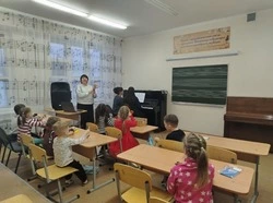 Преподаватели Троицкой школы искусств провели увлекательный классный час «Музыка с радостью!»