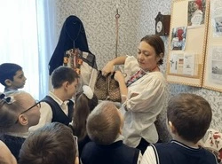 Троицкие ребята совершили экскурсию в комнату традиционной культуры «Тропинка в прошлое»