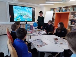 Троицкие библиотекари провели программу «На пути к новым знаниям с интерактивным глобусом»