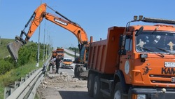 Специалисты оперативно ликвидируют последствия размыва участка дороги