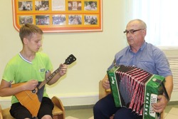 Культработники ЦКР с. Чуево провели мастер-класс по игре на народных инструментах