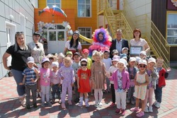 Депутат Юрий Романов вручил детскому саду в Губкине сертификат на приобретение спортинвентаря