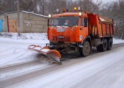 Губкинские коммунальщики продолжили расчищать от снега улицы округа 