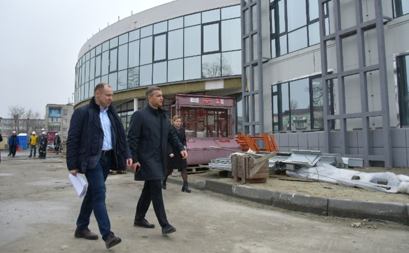 Михаил Лобазнов и Владимир Евдокимов посетили строящийся ФОК в микрорайоне Лебеди