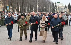 Губкинцы возложили цветы к Вечному огню в День Героев Отечества 
