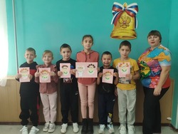 Юные жители села Архангельское изготовили открытки для своих бабушек и дедушек 