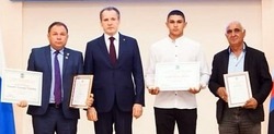 Вячеслав Гладков наградил юных губкинских спортсменов именными стипендиями