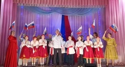 Праздничный концерт прошёл в Доме культуры села Вислая Дубрава в День народного единства