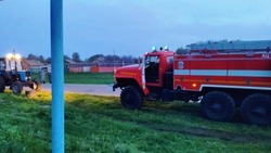 Сотрудники МЧС ликвидировали возгорание сухой травы между сёлами Богословка и Чибисовка