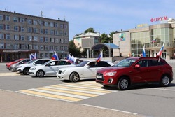 Губкинцы отметили День Государственного флага РФ праздничным флешмобом 