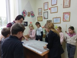 Юные жители села Сапрыкино посетили мастер-класс по ковровой вышивке 