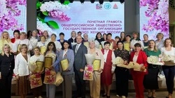 Восемь губкинских матерей удостоены почётного знака «Материнская слава» III степени
