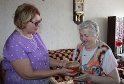 Губкинский предприниматель передал мёд для проживающих Комплексного центра