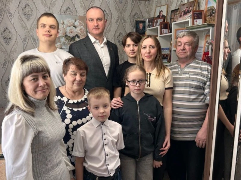 Василий Голиков навестил семьи Героев