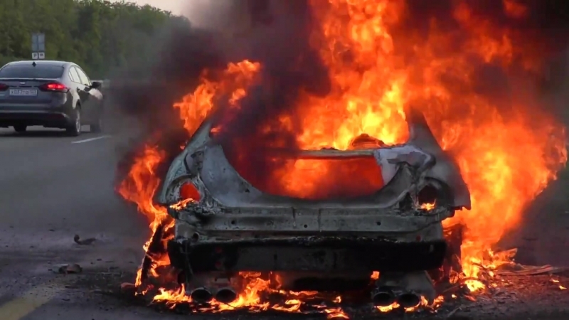 Горящая БМВ е46