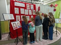 Юные художники посёлка Троицкий представили свои работы на выставке «Милые, любимые, родные!»