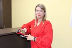 Сотрудник компании «БЕЛТРАНС» Вероника Евсюкова обеспечивает комфорт пассажиров при оплате проезда