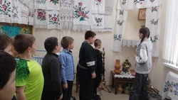 Жители Сапрыкино побывали с увлекательной экскурсией в музейной комнате Дома культуры
