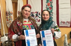 Рукодельницы Зоя Топорова и Ольга Помельникова продолжили работать в ДК села Тёплый Колодезь 